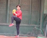 　新人合同自主トレで初めてブルペン入りした河野
