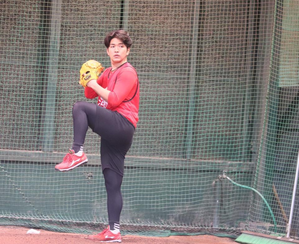 　新人合同自主トレで初めてブルペン入りした河野