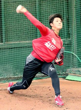 　新人合同自主トレで初めてブルペン入りした益田