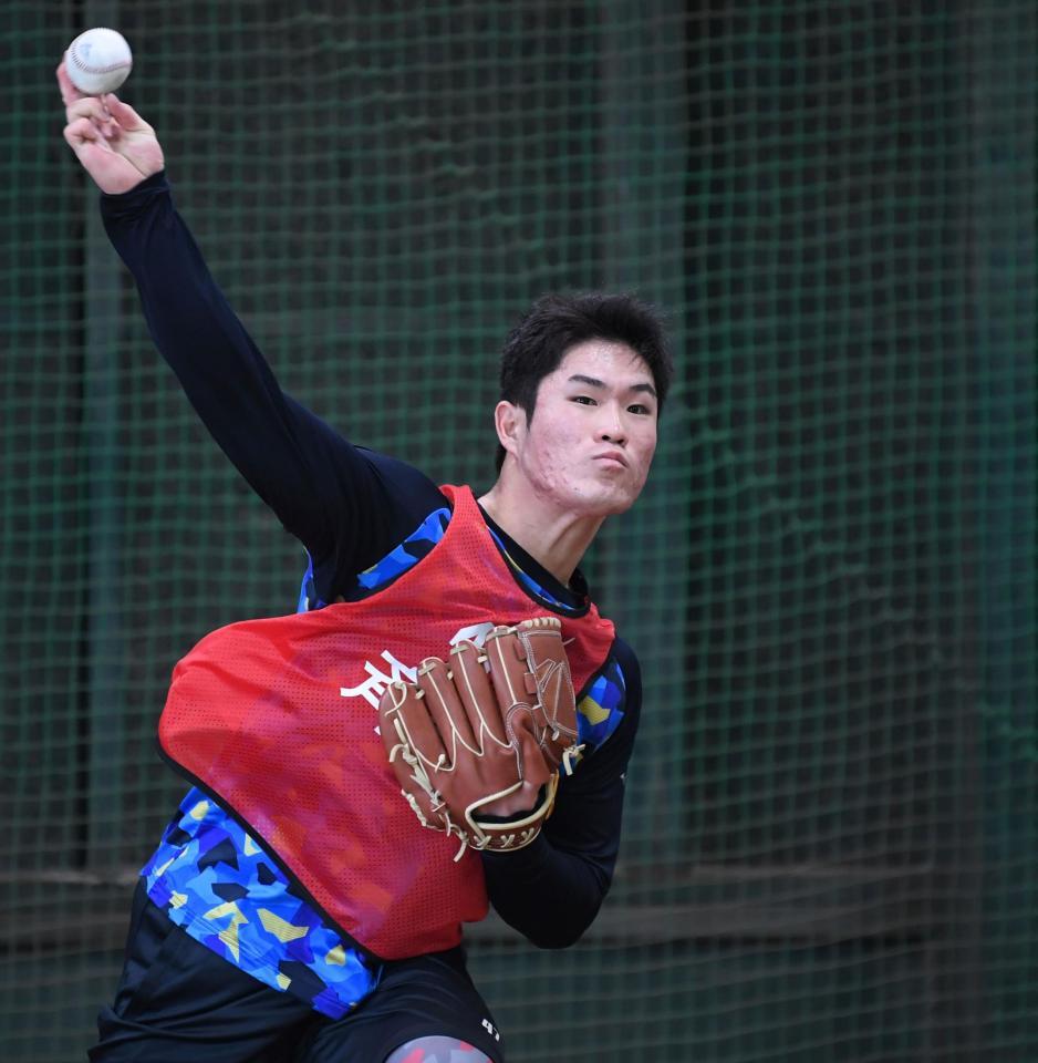 　ブルペンで投げ込む斉藤（撮影・田中太一）