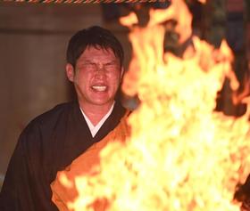広島・新井監督　指揮官として初の護摩行　燃えさかる炎の前で「広島優勝」と叫ぶ