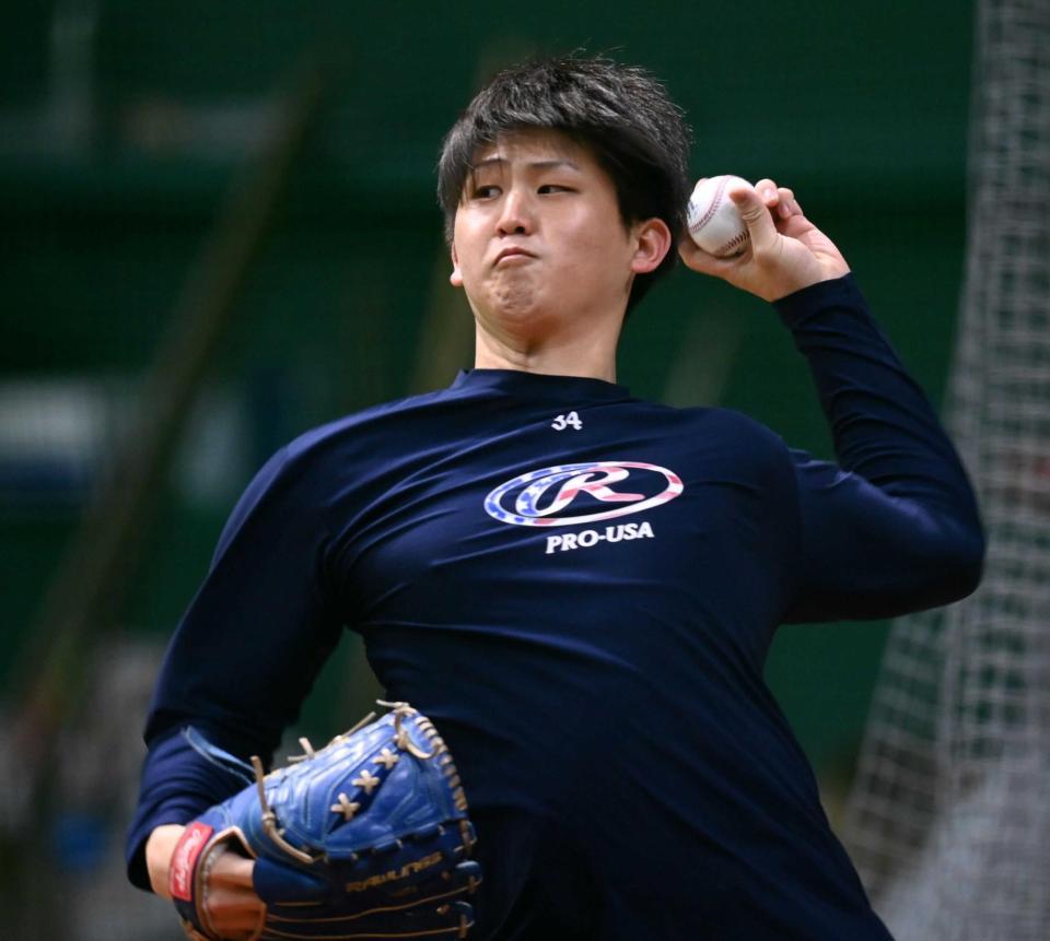 　キャッチボールをする高橋昂　