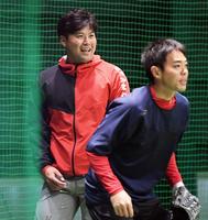 　秋山（手前）らと一緒に汗を流す末包（撮影・田中太一）