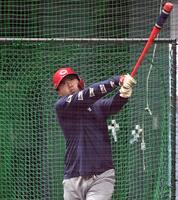 　打撃練習をする末包（撮影・田中太一）