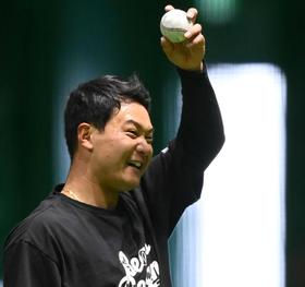 カープ森“山岡式投法”で開幕ローテ獲る　合同自主トレで学んだ「おなかで投げろ」
