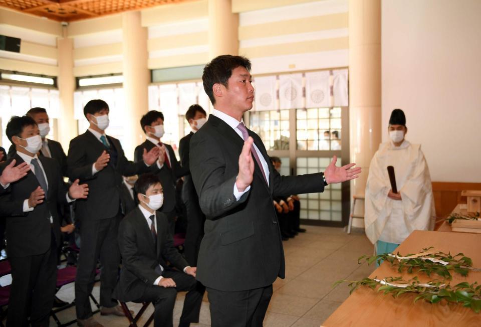 　必勝祈願をする新井監督