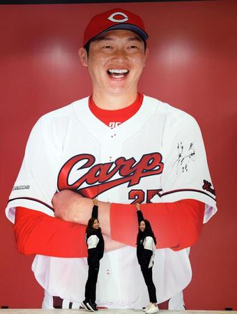 　リニューアルされたカープグッズショップでお目見えした新井監督の特大パネル（撮影・田中太一）