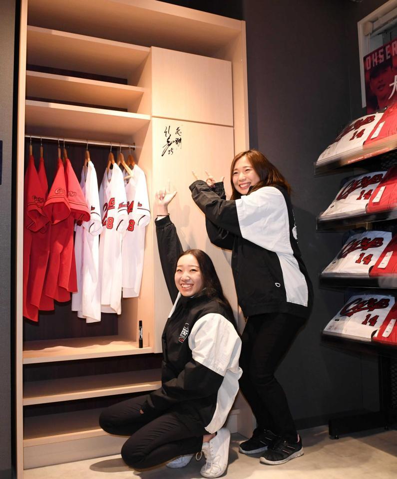 　売り場には選手ロッカーも再現され楽しめる＝マツダスタジアム（撮影・田中太一）