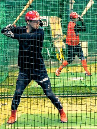 　合同自主トレで打撃練習を行う二俣