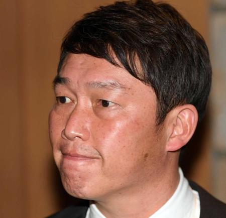 　ミーティングを終えた新井監督はキャンプへの意気込みを語る（撮影・田中太一）