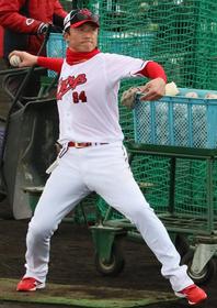 広島・新井良太２軍打撃コーチ　充実のキャンプ初日「とことん選手に付き合っていく」中村奨の打撃投手務める