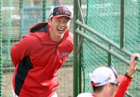 　打撃練習中も、時折笑顔を見せた新井監督（撮影・田中太一）