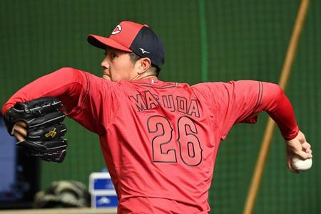 　ブルペンで投げ込む益田