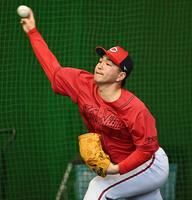 　ブルペンで投げ込む河野