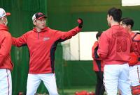 　ブルペン投球を終えた栗林に話しかける新井監督（撮影・田中太一）