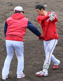 広島・中村奨　“広陵タッグ”で打撃向上　先輩・新井良２軍コーチ直接指導でスイング修正