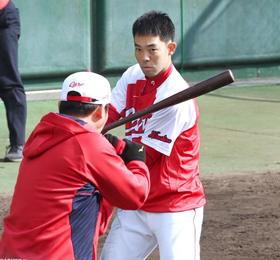 カープ秋山の新打法に新井監督お墨付き　「攻撃的に」右足の踏み込み重視