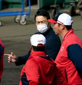 広島キャンプ　レジェンド黒田博樹氏来場に騒然　新井監督とのツーショット実現にスマホ構えるファンが続々