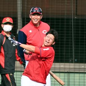 広島・新井監督　ランチ特打で即興場内アナウンス　ファン爆笑「ＭＣ・野間でした」