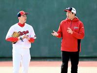 　黒田球団アドバイザーの話を聞く栗林（左）＝撮影・田中太一