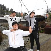 　『四半的』を体験し、弓を構える益田（手前）、長谷部（奥左）、河野（撮影・田中太一）