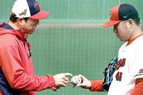 広島・黒田アドバイザー　初日から教えまくり　栗林らに声かけ回り　宝刀フォークも３種類伝授「まだまだ全然」