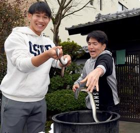 広島の新人選手が絶品うな重を堪能「成績もうなぎ上りに」ドラ６長谷部らがキャンプ初の休日満喫