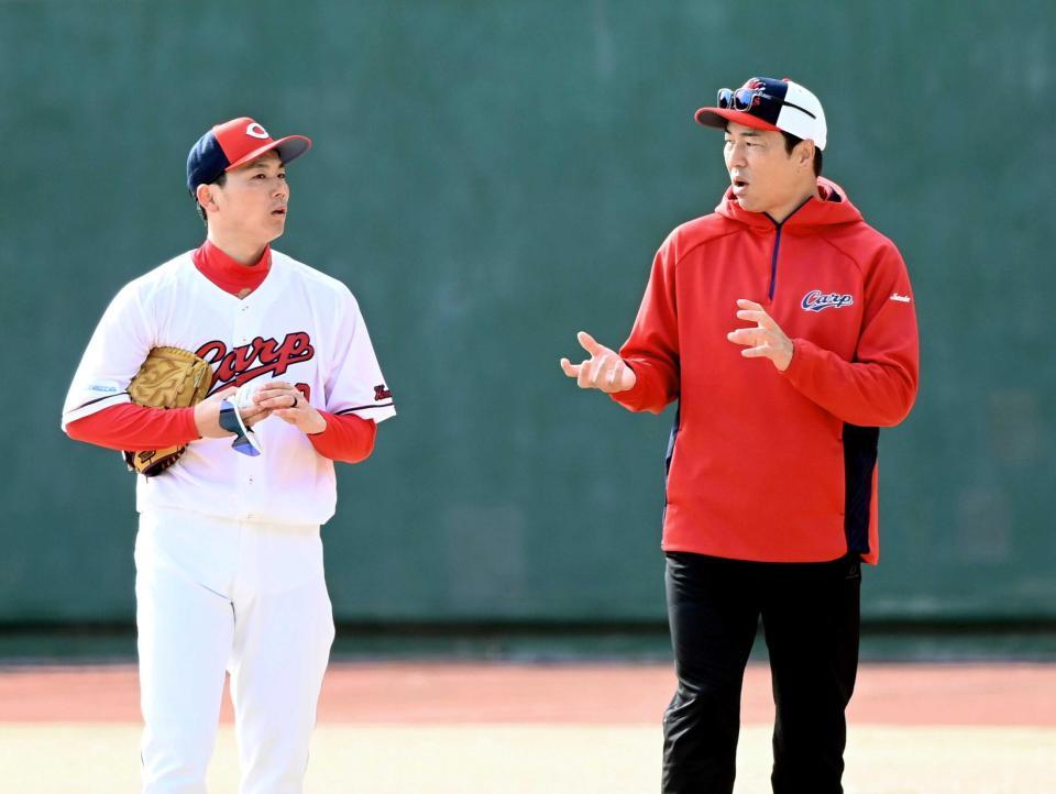 　黒田球団アドバイザーの話を聞く栗林（左）＝撮影・田中太一