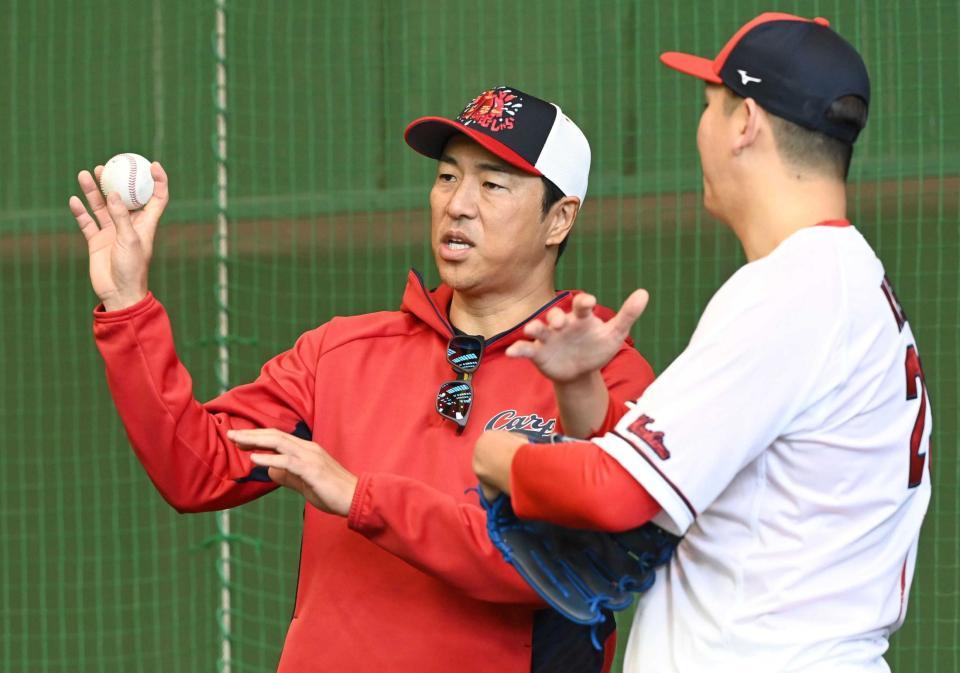 　ケムナにフォークの握りを見せる（撮影・田中太一）