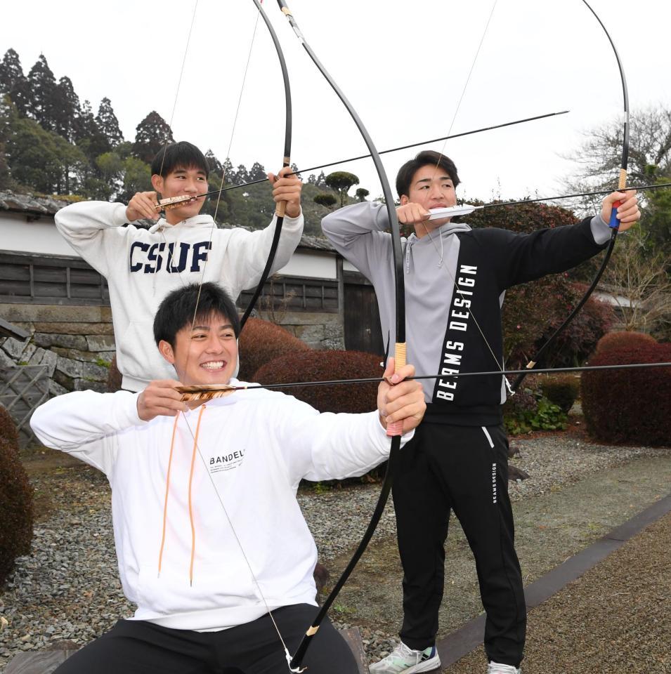 　『四半的』を体験し、弓を構える益田（手前）、長谷部（奥左）、河野（撮影・田中太一）