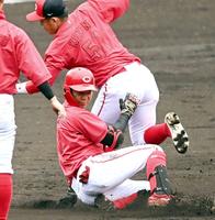 　シート打撃で二塁にすべり込む大盛（撮影・田中太一）