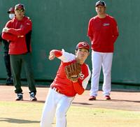 　（奥右から）新井監督、黒田球団アドバイザーが見る中、キャッチボールをする斉藤（撮影・田中太一）