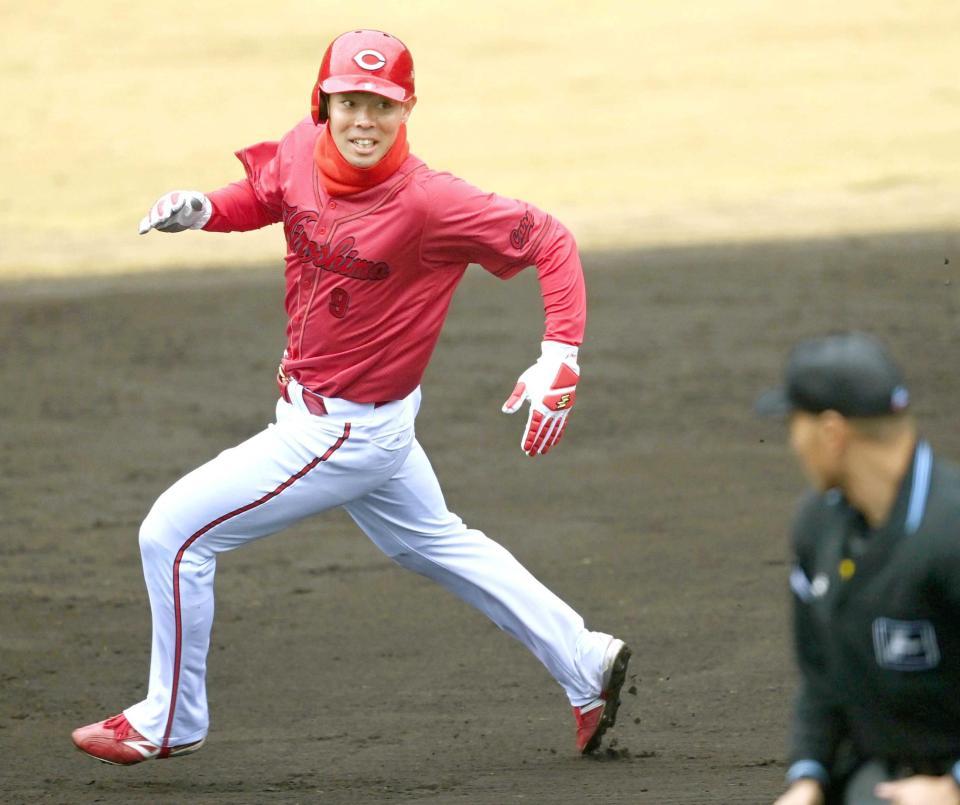 　シート打撃で三塁を狙う秋山（撮影・田中太一）