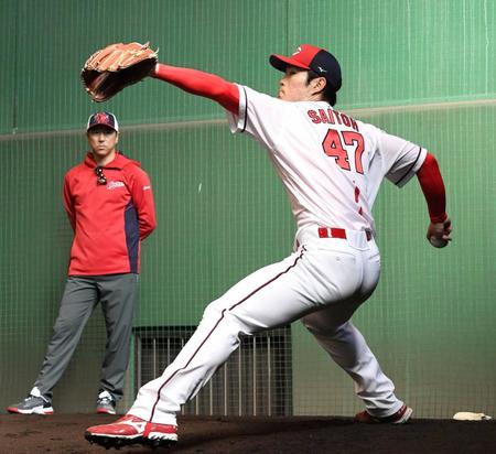 　黒田球団アドバイザー（左奥）が見守る中、力強く投げ込む斉藤（撮影・田中太一）