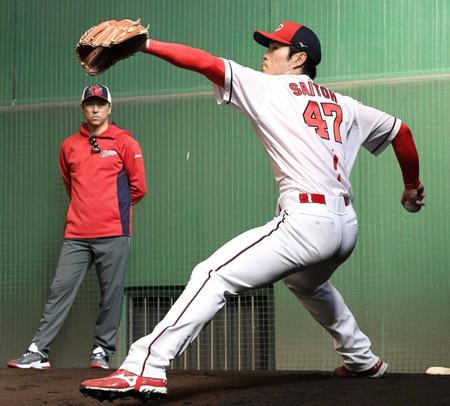 　黒田球団アドバイザー（左奥）が見守る中、力強く投げ込む斉藤（撮影・田中太一）