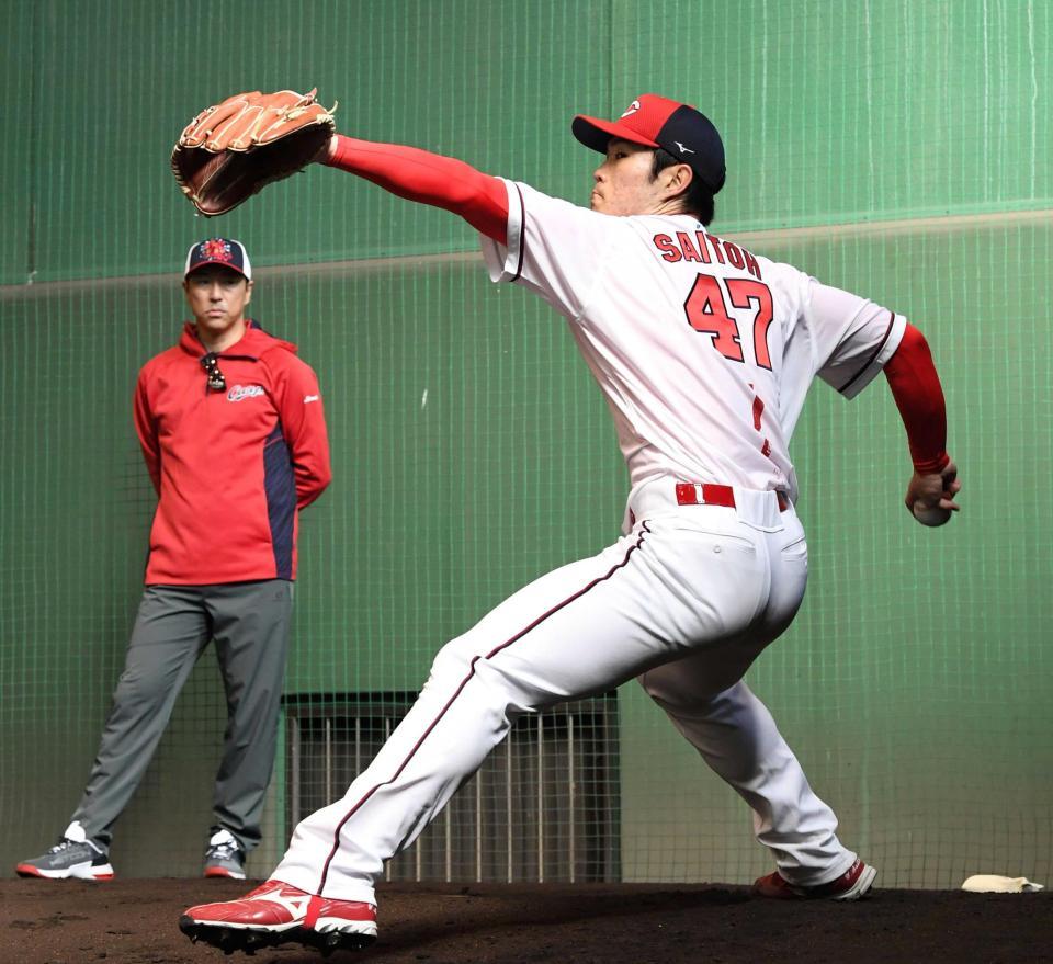 　黒田球団アドバイザー（左奥）が見守る中、力強く投げ込む斉藤（撮影・田中太一）