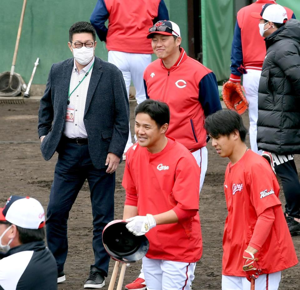 　２軍キャンプを視察した新井監督。左は佐々岡真司氏（撮影・田中太一）