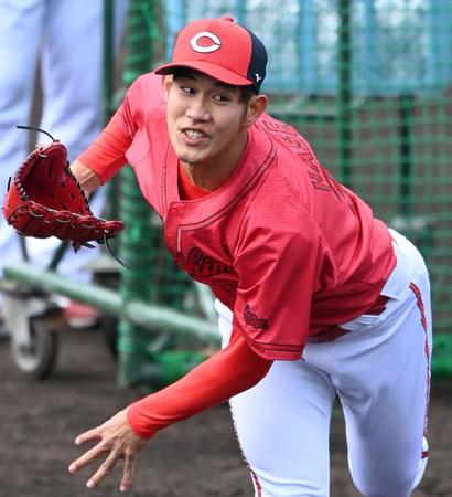 　打者を相手に勢いよく投げ込む長谷部（撮影・田中太一）