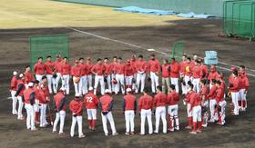 広島・新井監督の家族愛　６１人大集結　１軍に２軍野手キタ～「全員戦力」に選手発奮