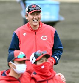 カープ新井監督　初の紅白戦から積極的にサイン出す　新井野球の浸透へ「結果も内容も」