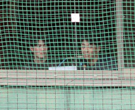 　紅白戦のスタメンを発表する森下（左）と大瀬良（撮影・山口登）