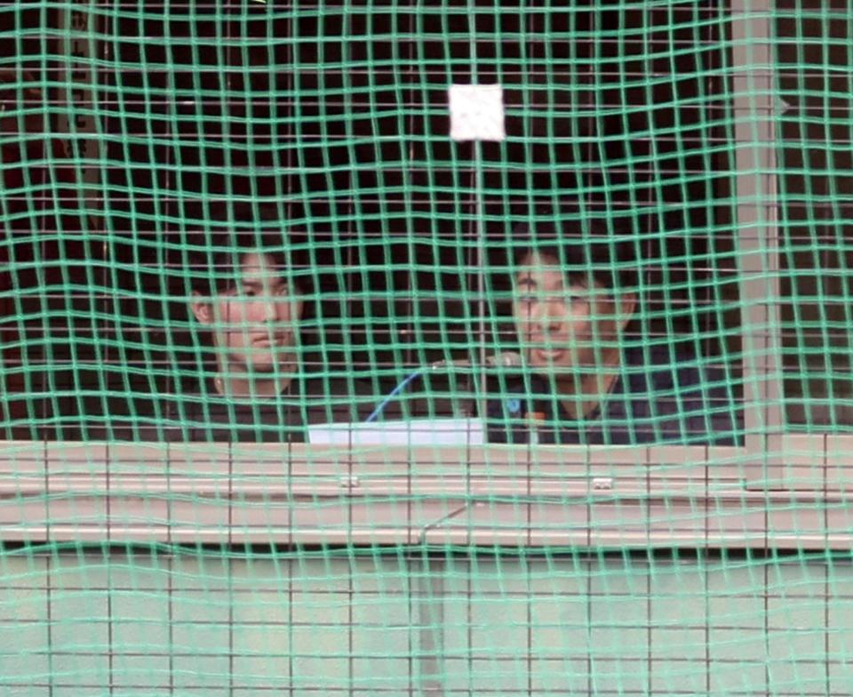 　紅白戦のスタメンを発表する森下（左）と大瀬良（撮影・山口登）