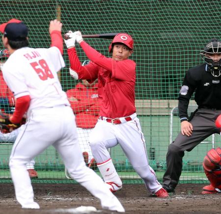 　６回、秋山は右越えに２ランを放つ（投手・藤井）＝撮影・山口登