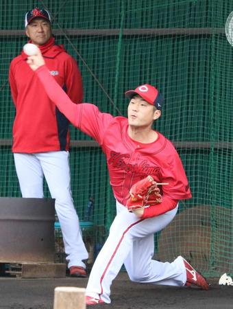 永川投手コーチの前で投球練習する岡田　