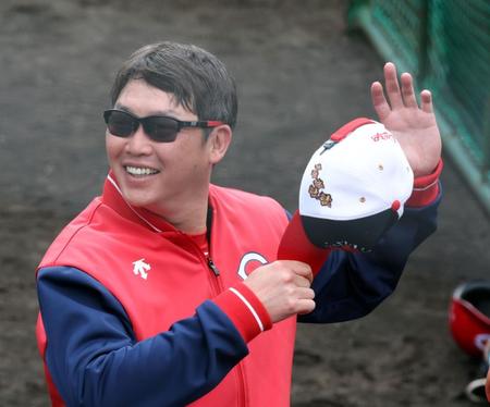 　ファンの声援に笑顔を見せる新井監督（撮影・山口登）