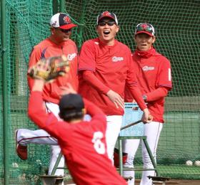 広島・新井監督発案　大瀬良＆森下“ウグイス嬢”デビュー　指揮官「なかなかやる」