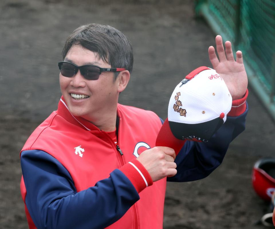 　ファンの声援に笑顔を見せる新井監督（撮影・山口登）