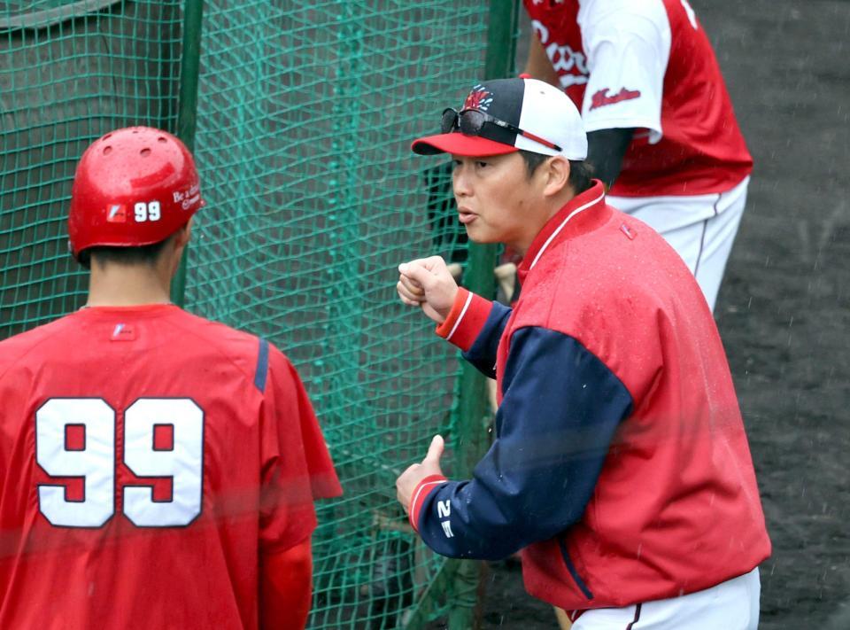 　二俣（左）にアドバイスする新井監督