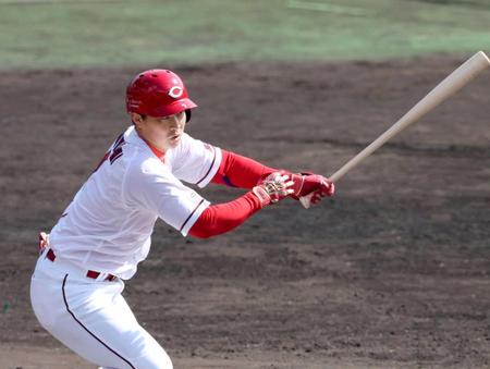 　１回、堂林は右前打を放つ（撮影・山口登）