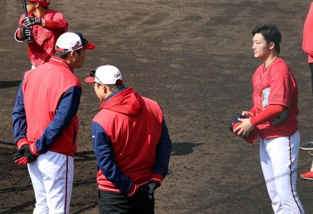 　登板を終え、新井監督（左）に声をかけられる床田